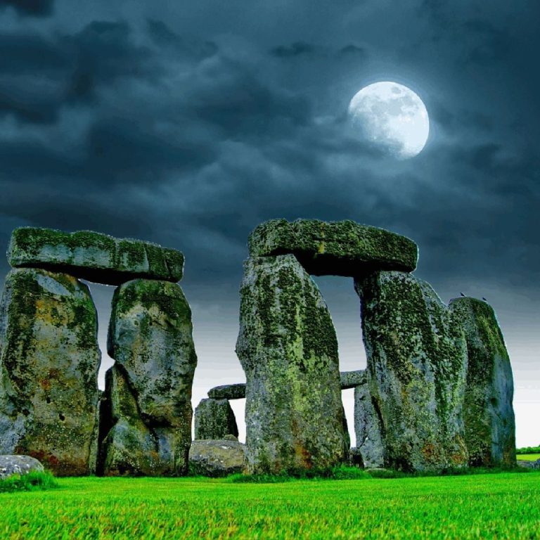 Mond über alten Monolithen Steinkreis mit Monolithen unter dem Mond – Symbolbild zu den Preseli Bluestones von Stonehenge