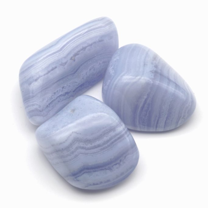 Blauer Chalcedon Blauer Chalcedon Trommelsteine mit Bänderung auf weißem Hintergrund.