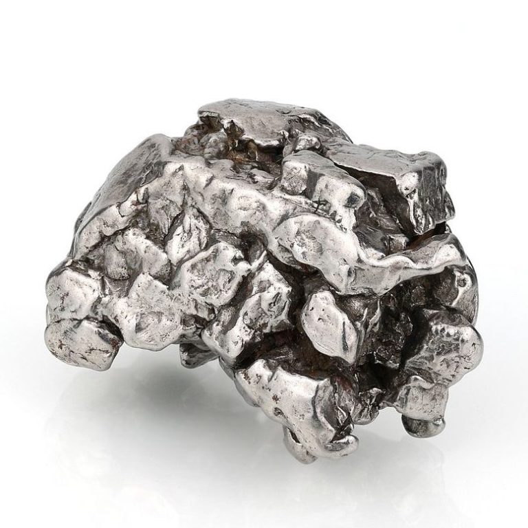 Original Campo-del-Cielo-Eisenmeteorit aus Argentinien Original Campo-del-Cielo-Eisenmeteorit, poliertes Fragment mit metallischer Oberfläche aus Argentinien.