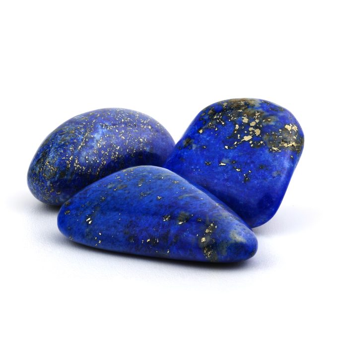 Drei kräftig blaue Lapislazuli Trommelsteine mit Pyrit auf weißem Hintergrund.