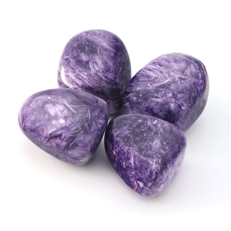 Charoit – seltener violetter Edelstein aus Russland Charoit Trommelstein – violetter Edelstein aus Russland, selten und faszinierend durch seine marmorierte Struktur.