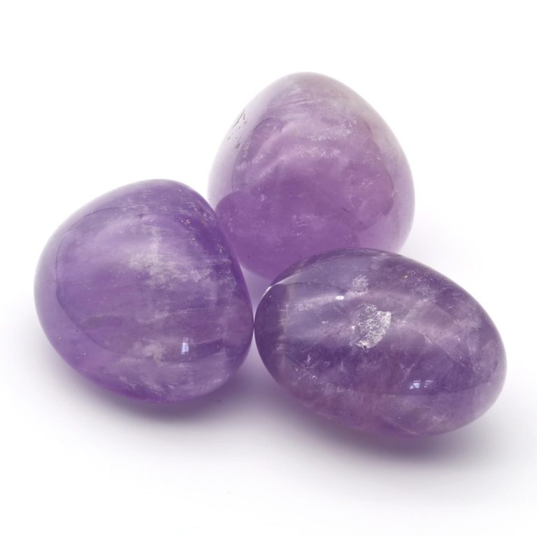 Amethyst-Trommelsteine – geschliffene Edelsteine im Edelstein Lexikon Drei fliederfarbene Amethyst-Trommelsteine als Beispiel für geschliffene Edelsteine im Edelstein Lexikon Amethyst