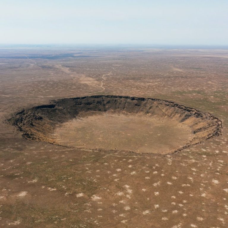 Symbolischer Einschlagskrater – Erinnerung an den Campo-del-Cielo-Meteoriten Symbolisches Foto eines Meteoritenkraters als Titelbild für das Edelstein-Lexikon – Wissensseite über Edelsteine, Mineralien und Meteoriten.