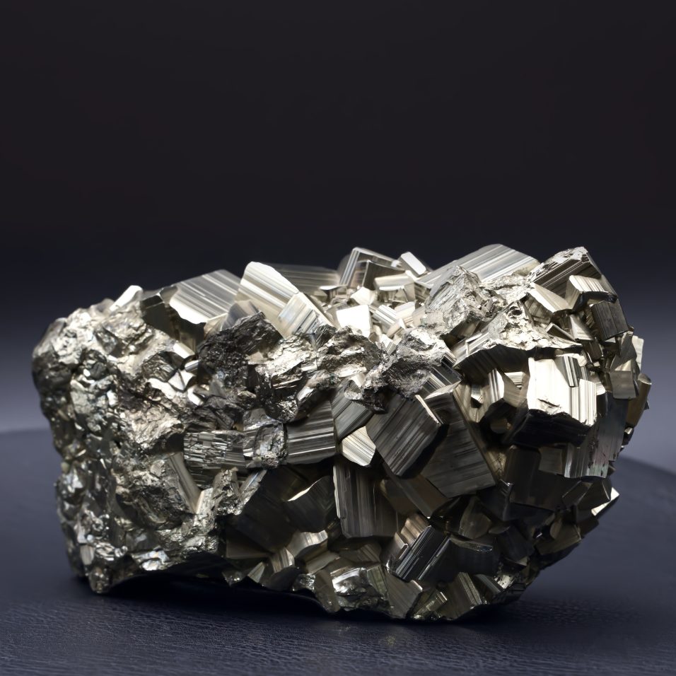 „Pyrit Kristall – Goldfarbene Würfelstruktur, Symbol für Kraft & Klarheit“ „Große Pyrit-Stufe mit glänzenden goldfarbenen Würfeln, aufgenommen auf dunklem Hintergrund – Mineral der Stärke und Klarheit.“