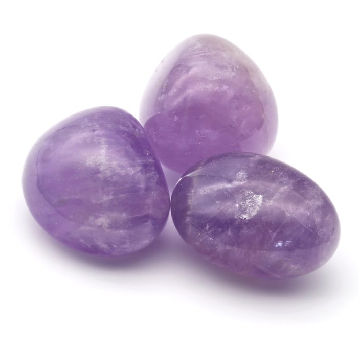 Amethyst Trommelsteine auf weißem Hintergrund.