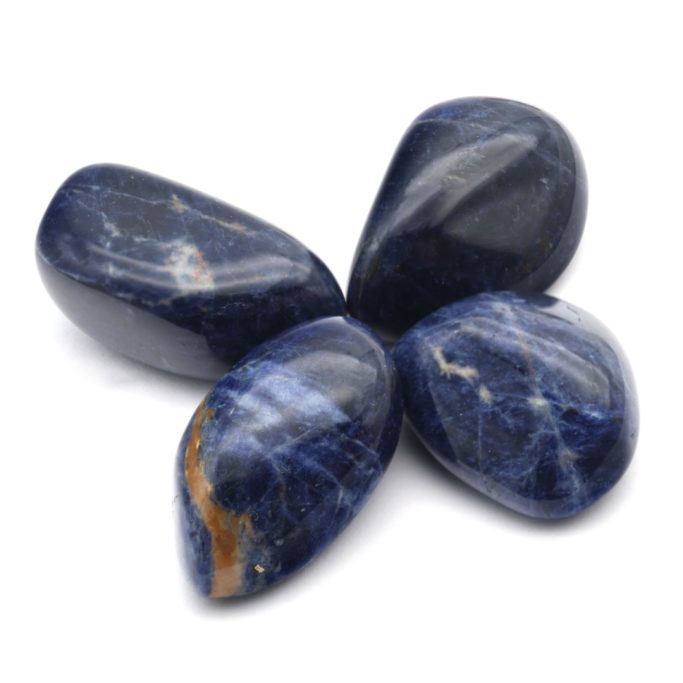 Sodalith Dunkelblaue Sodalith Trommelsteine auf weißem Hintergrund.
