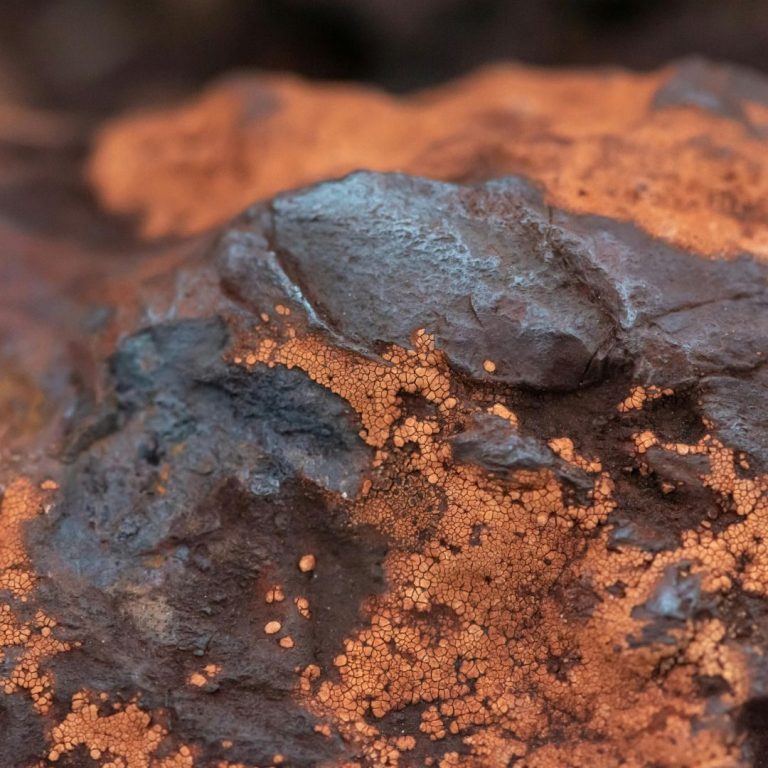 Rohstück eines Eisenmeteoriten – Symbolbild für Meteoriten und Mineralien im Edelstein-Lexikon Symbolisches Foto eines Eisenmeteoriten-Rohsteins , stellvertretend für Meteoriten, Edelsteine und Mineralien im Edelstein-Lexikon