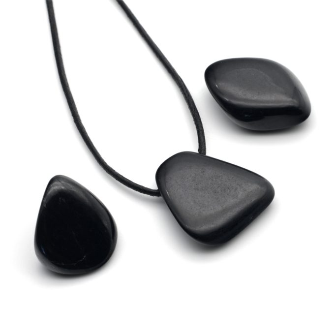 Schwarze jade Anhänger auf weißem Hintergrund.